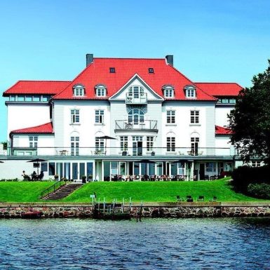 Sixtus Sinatur Hotel